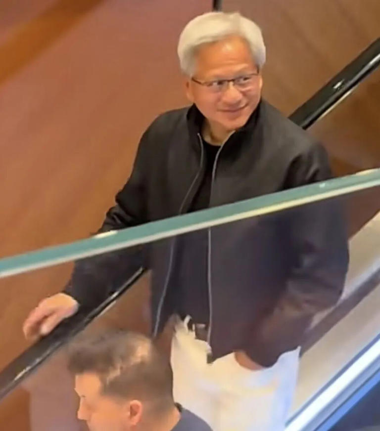 黄仁勋现身北京：英伟达中国行再启新篇--此前在上海逛菜市场